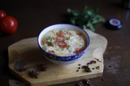 Лёгкий куриный суп со взбитыми яйцами и помидорами